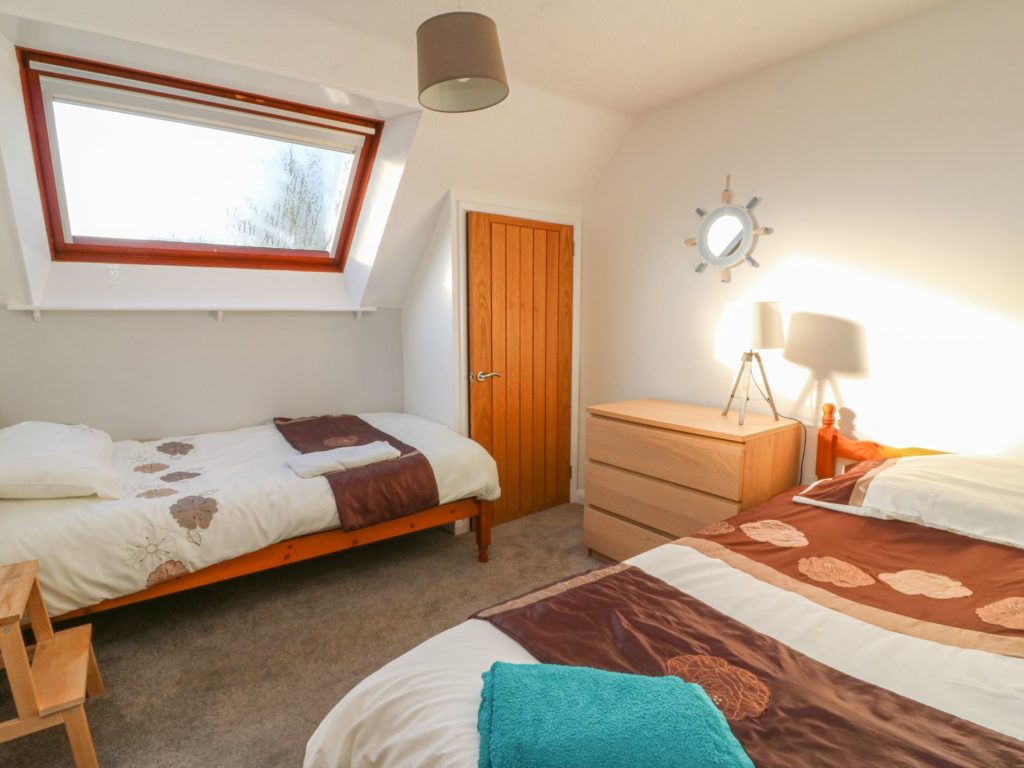 Aberporth Holiday Cottage twin bedroom