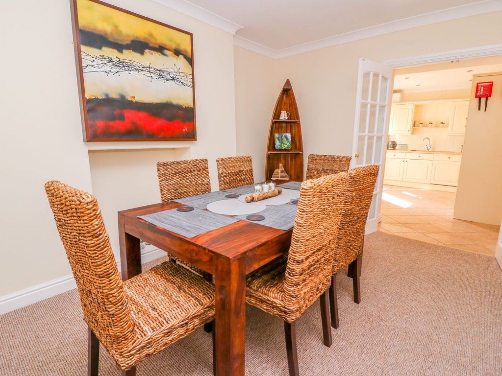 Aberaeron Self Catering Cottage Dining Room with double doors to kitchen