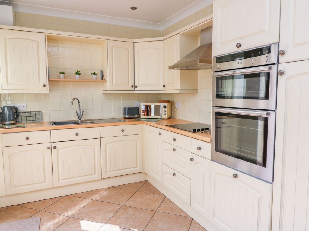 Aberaeron holiday cottage kitchen