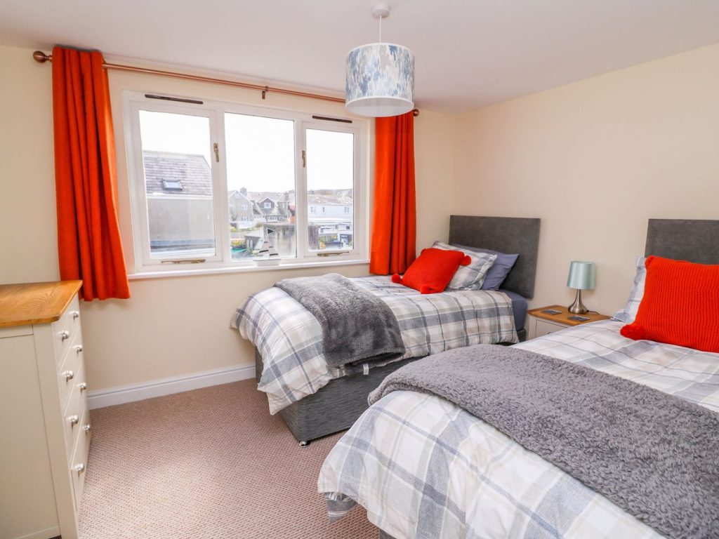 Aberaeron holiday cottage twin-bedroom