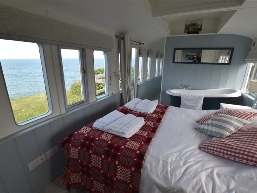 Cosy double bedroom with bath