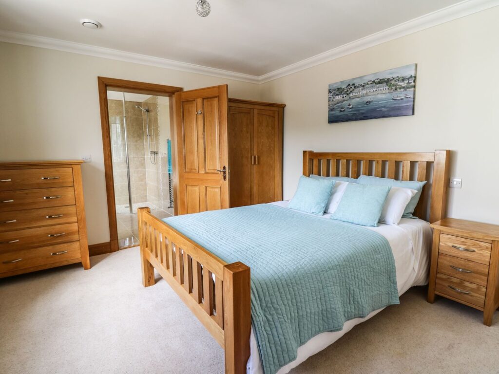 En suite bedroom in large house near Mwnt