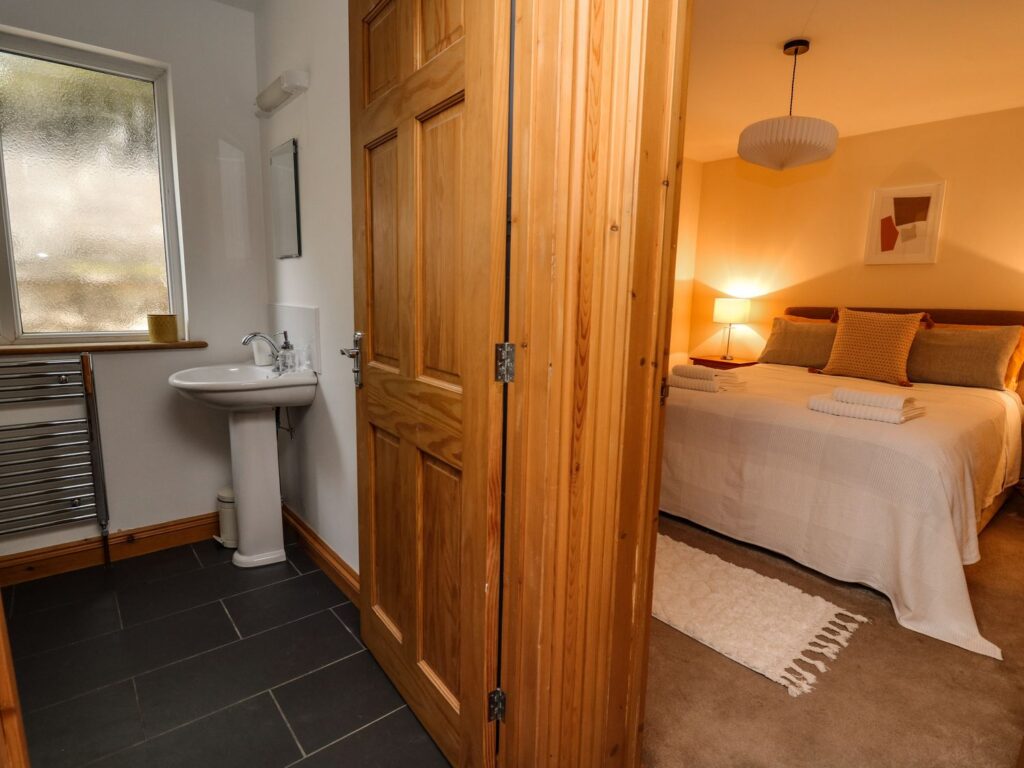En-suite king sized bedroom En-suite king sized bedroom