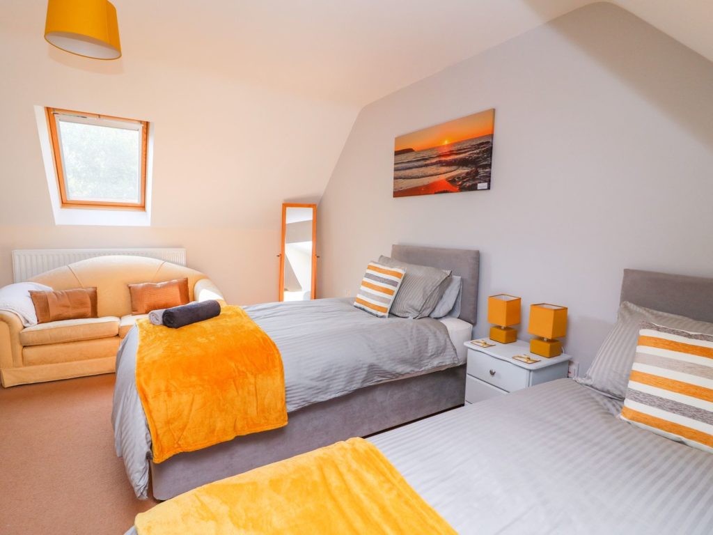 Golygfa Mor Tresaith twin bedroom