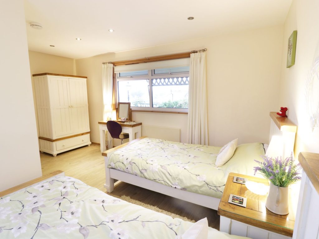 Twin en-suite bedroom Twin en-suite bedroom