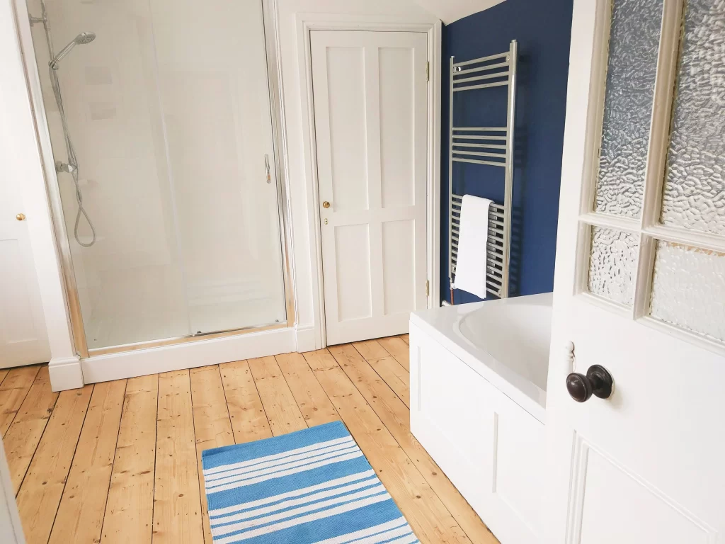 Maenayron holiday home Cardigan main bathroom