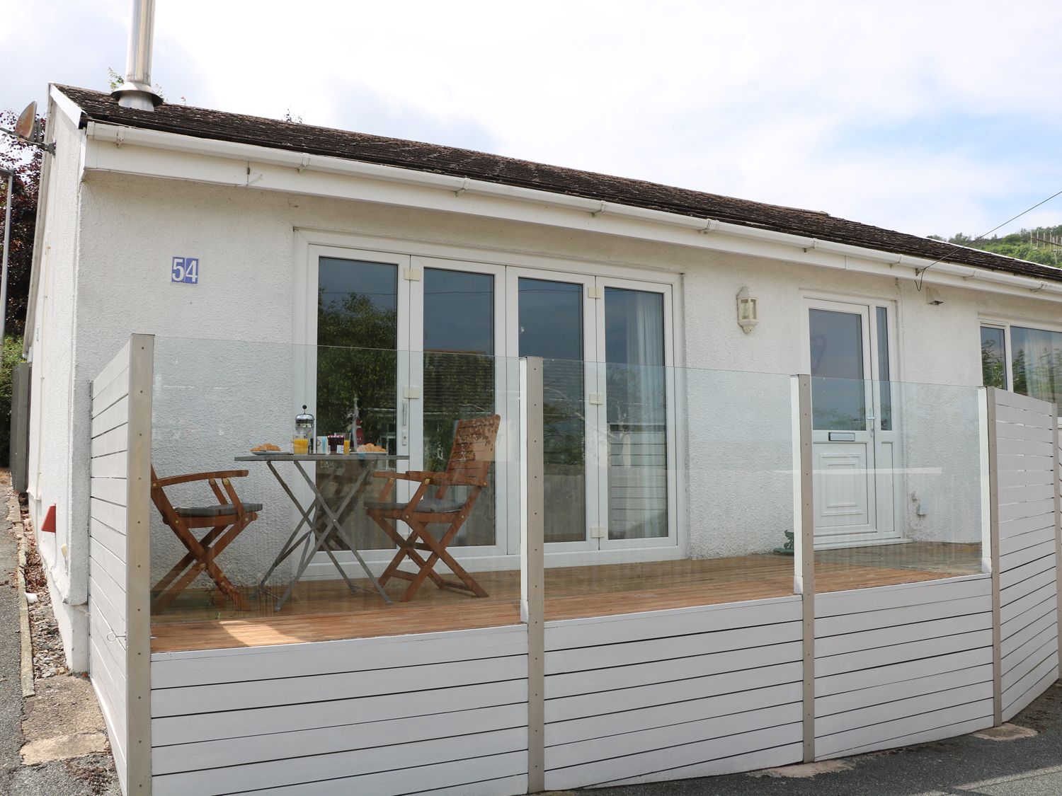 The moorings holiday bungalow St Dogmaels open plan accommodation