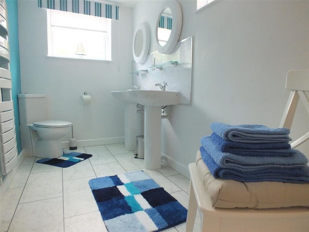 En-suite twin bedroom with walk in shower