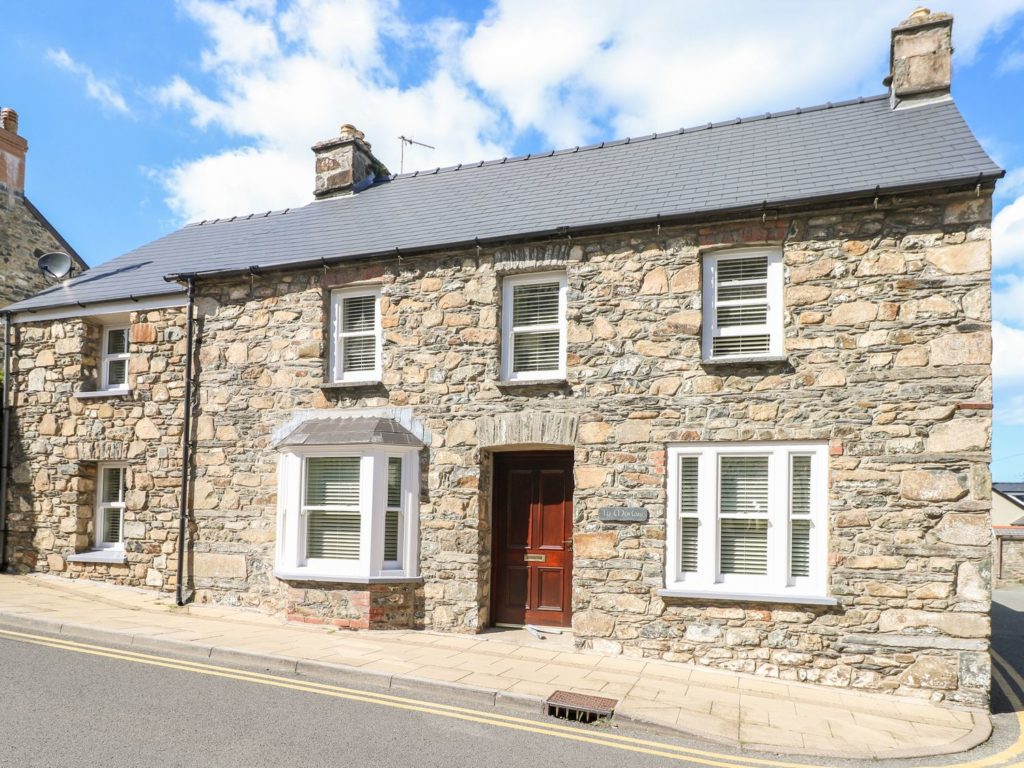 Large self catering holiday cottage Ty Morlais Newport, Pembrokeshire