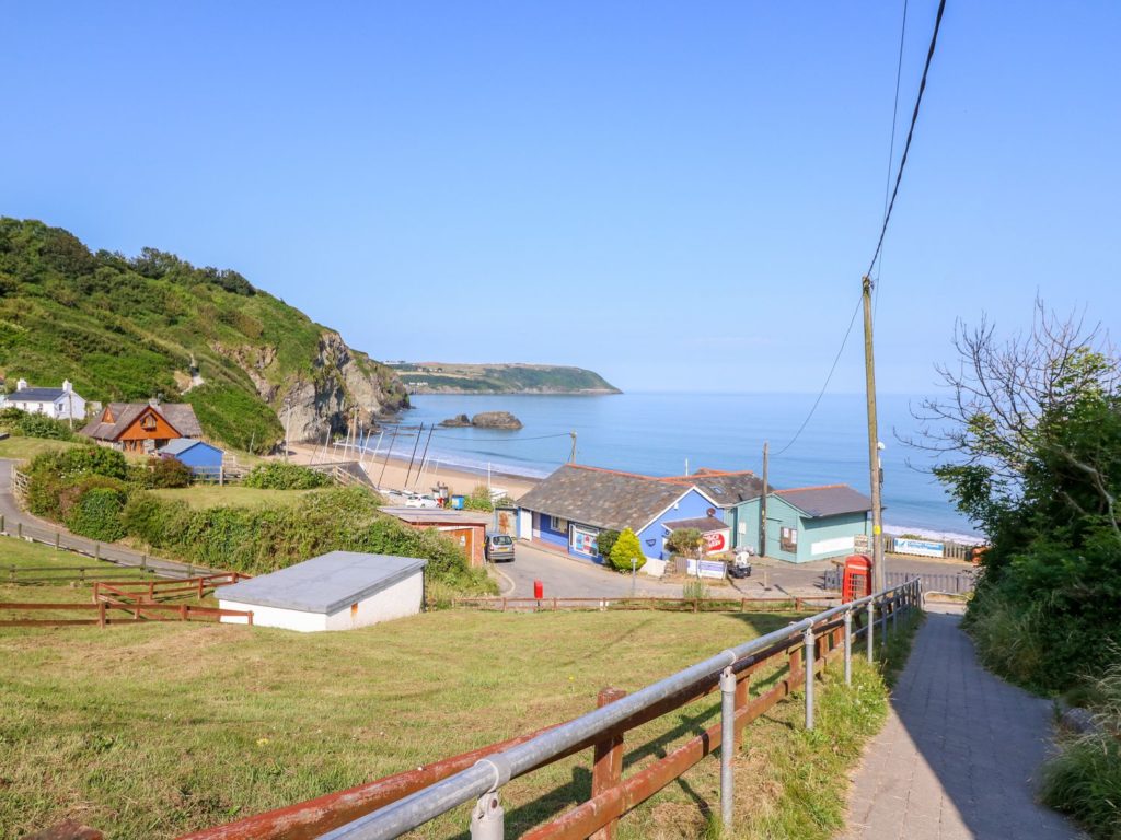 Golygfa Mor Tresaith steps to beach