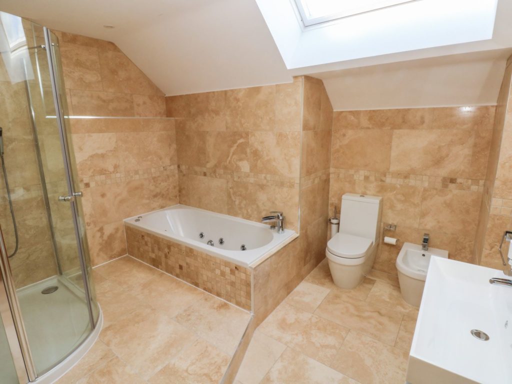 Newport holiday accommodation - bathroom