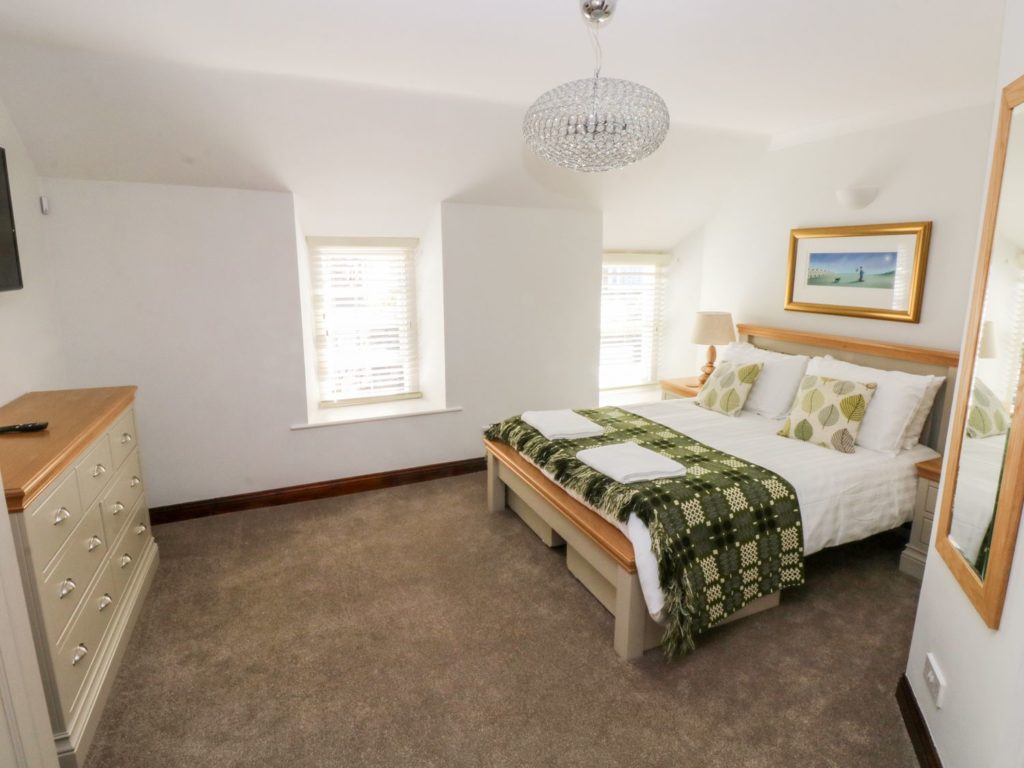 Ty Morlais Newport Pembs self catering holiday - bedroom