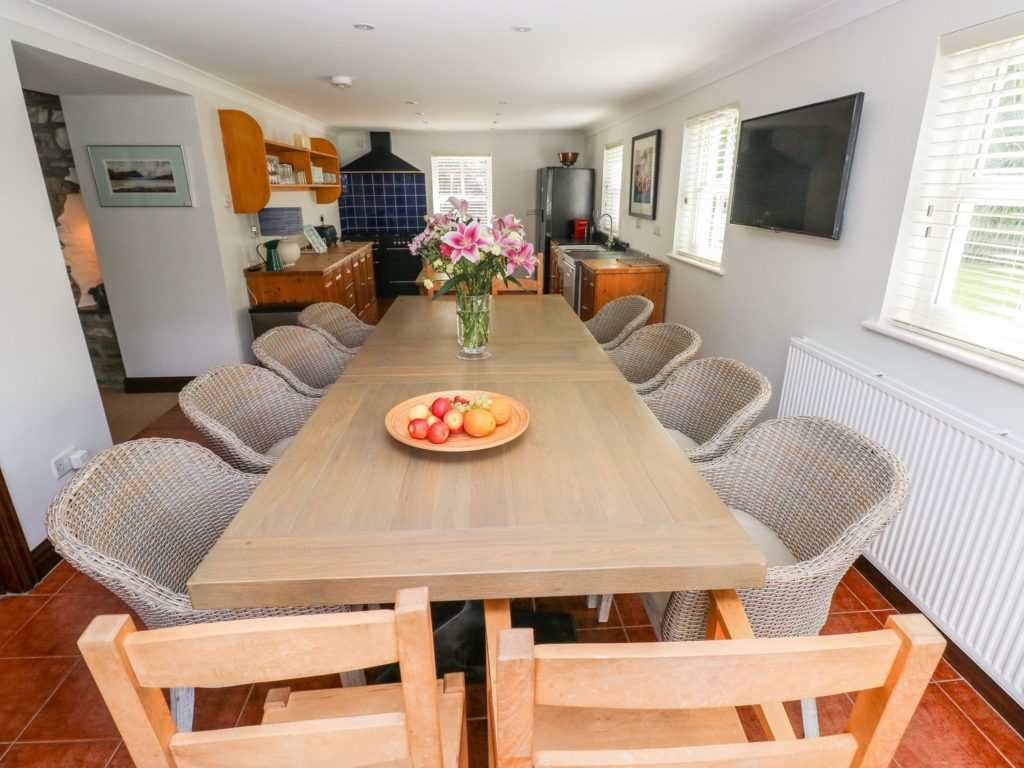 Ty Morlais Newport Pembs self catering holiday - dining area